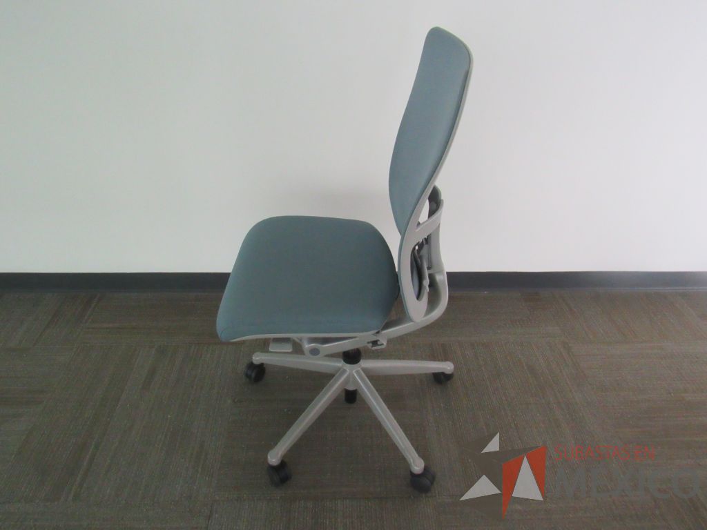 Lote 0033 - 2 Sillas operativas con ruedas, asiento en tela y respaldo en malla color azul - Imagen 4
