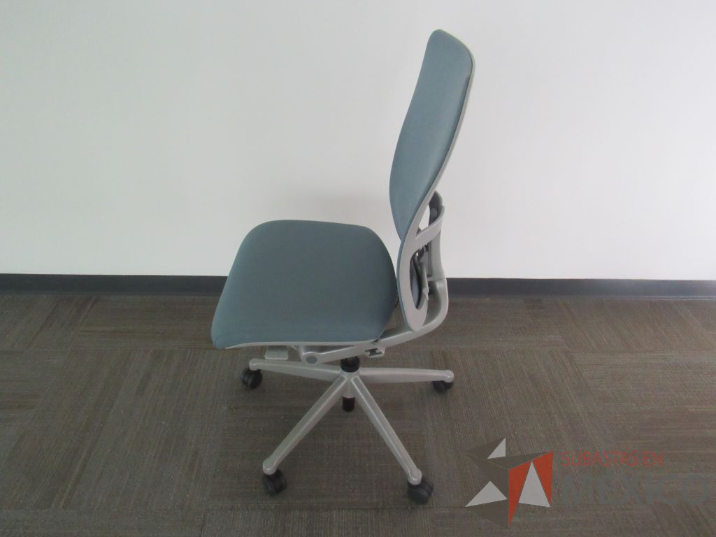 Lote 0033 - 2 Sillas operativas con ruedas, asiento en tela y respaldo en malla color azul - Imagen 3
