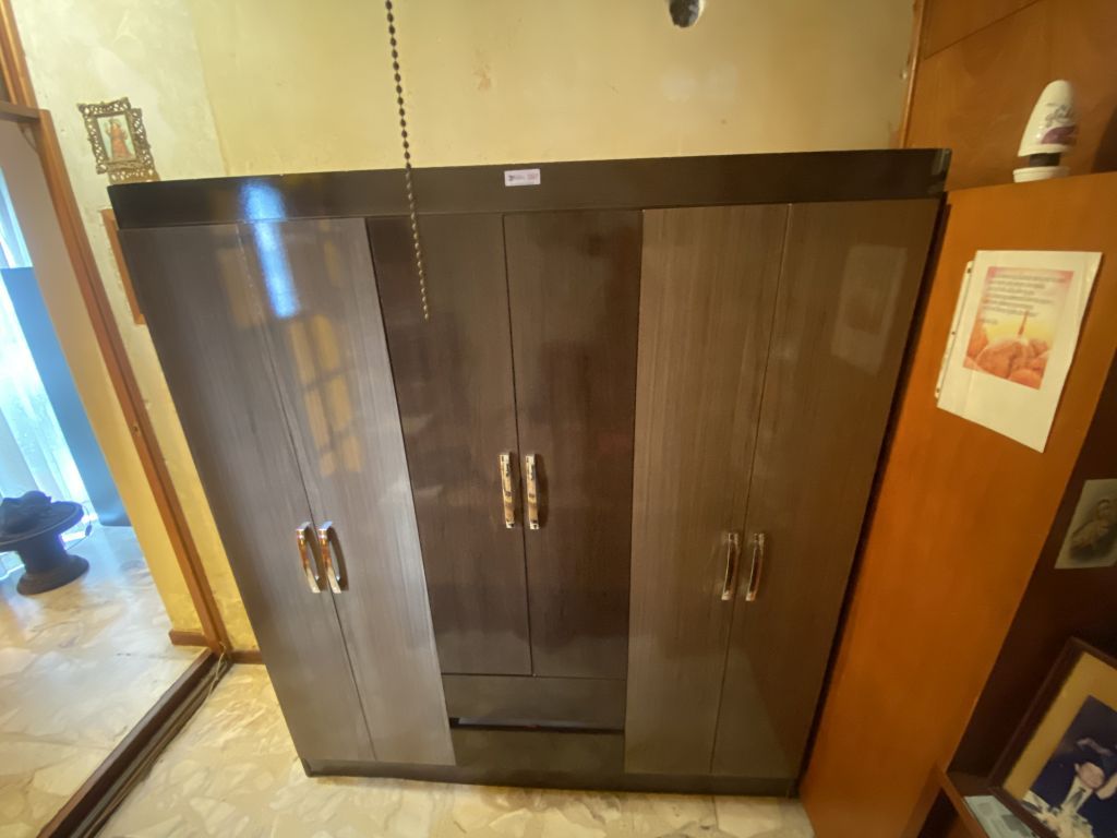 Lote 004 - Armario de madera con 6 puertas y 2 cajones color café