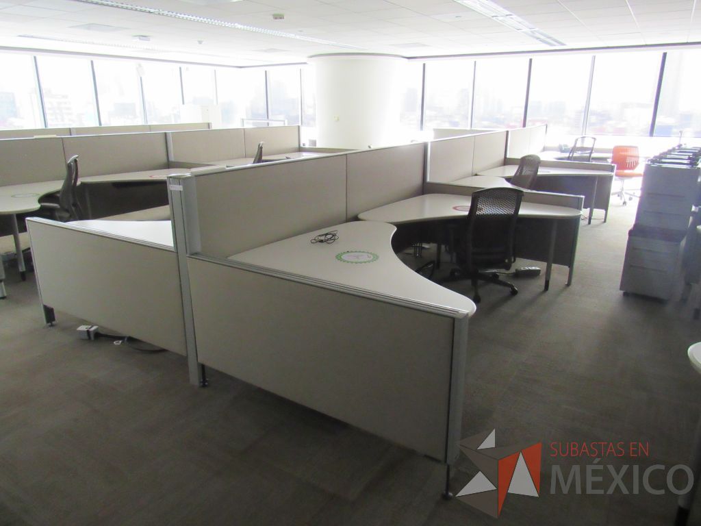 Lote 0067 - Estación de trabajo para 10 personas con cubiertas mampara metálica color beige y 10 archiveros móviles de 2 cajones - Imagen 5