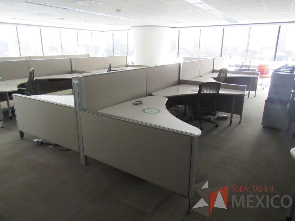Lote 0067 - Estación de trabajo para 10 personas con cubiertas mampara metálica color beige y 10 archiveros móviles de 2 cajones - Imagen 6