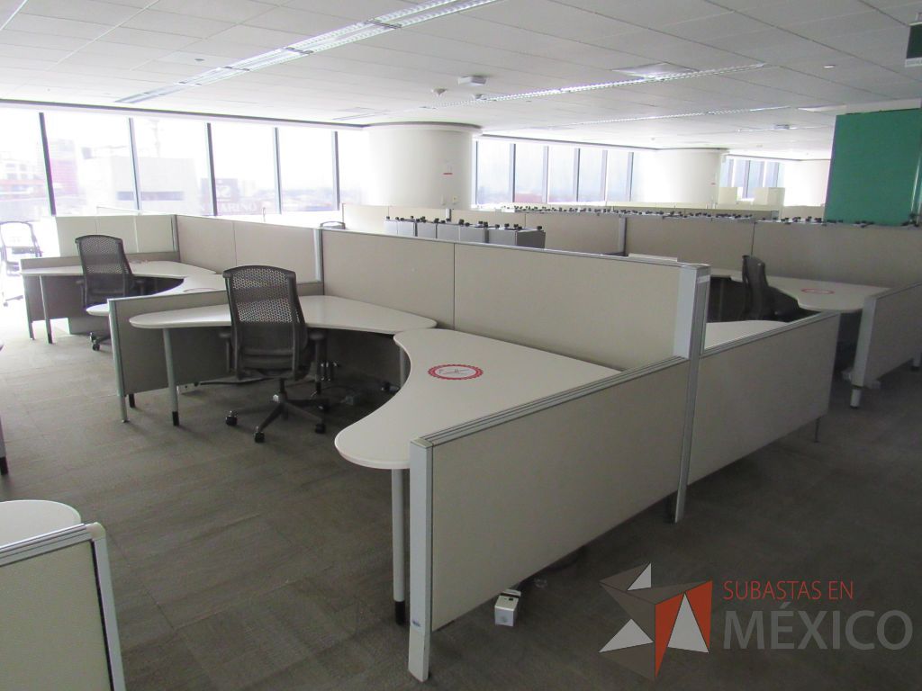 Lote 0067 - Estación de trabajo para 10 personas con cubiertas mampara metálica color beige y 10 archiveros móviles de 2 cajones - Imagen 8
