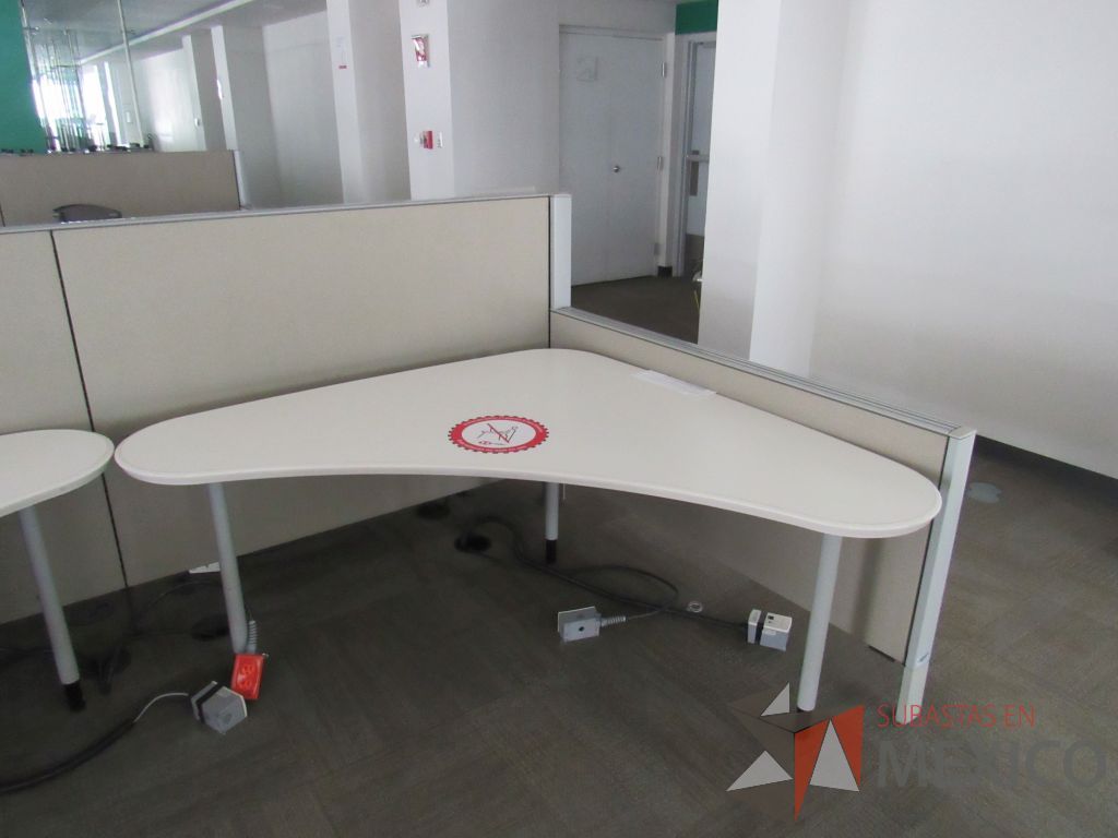 Lote 0067 - Estación de trabajo para 10 personas con cubiertas mampara metálica color beige y 10 archiveros móviles de 2 cajones - Imagen 9