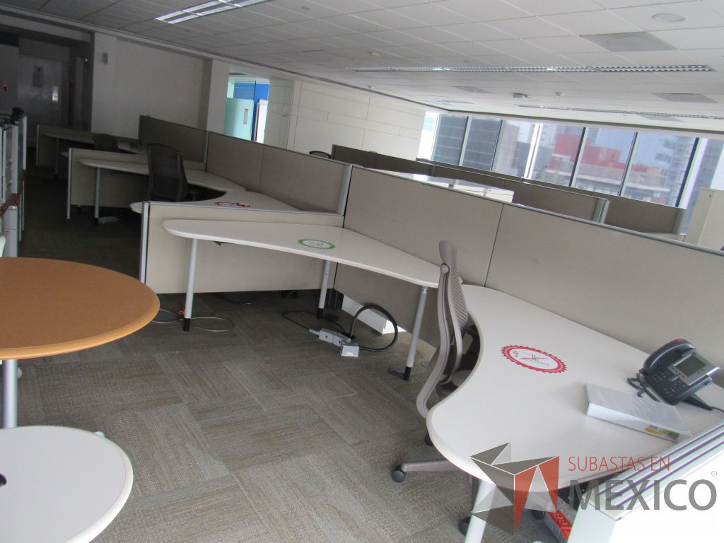 Lote 0067 - Estación de trabajo para 10 personas con cubiertas mampara metálica color beige y 10 archiveros móviles de 2 cajones - Imagen 13