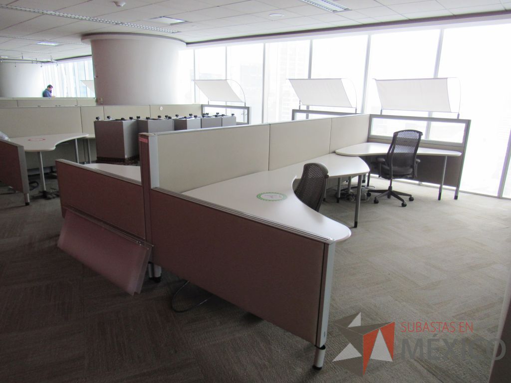 Lote 0447 - Estación de trabajo para 4 personas con cubiertas mampara metálica color beige y 4 archiveros móviles de 2 cajones - Imagen 2