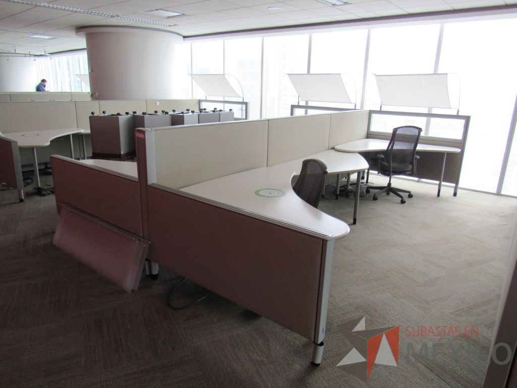 Lote 0447 - Estación de trabajo para 4 personas con cubiertas mampara metálica color beige y 4 archiveros móviles de 2 cajones