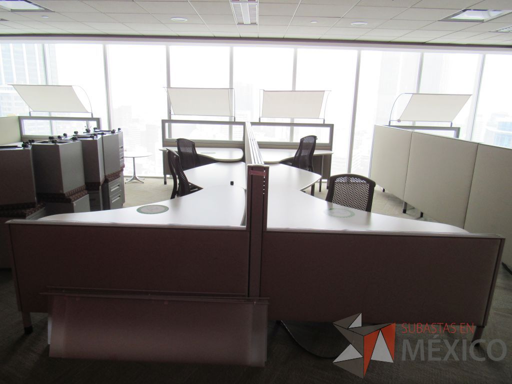 Lote 0447 - Estación de trabajo para 4 personas con cubiertas mampara metálica color beige y 4 archiveros móviles de 2 cajones - Imagen 3