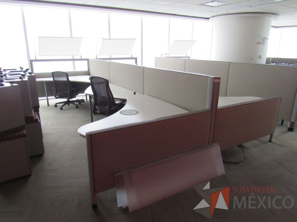 Lote 0447 - Estación de trabajo para 4 personas con cubiertas mampara metálica color beige y 4 archiveros móviles de 2 cajones - Imagen 7