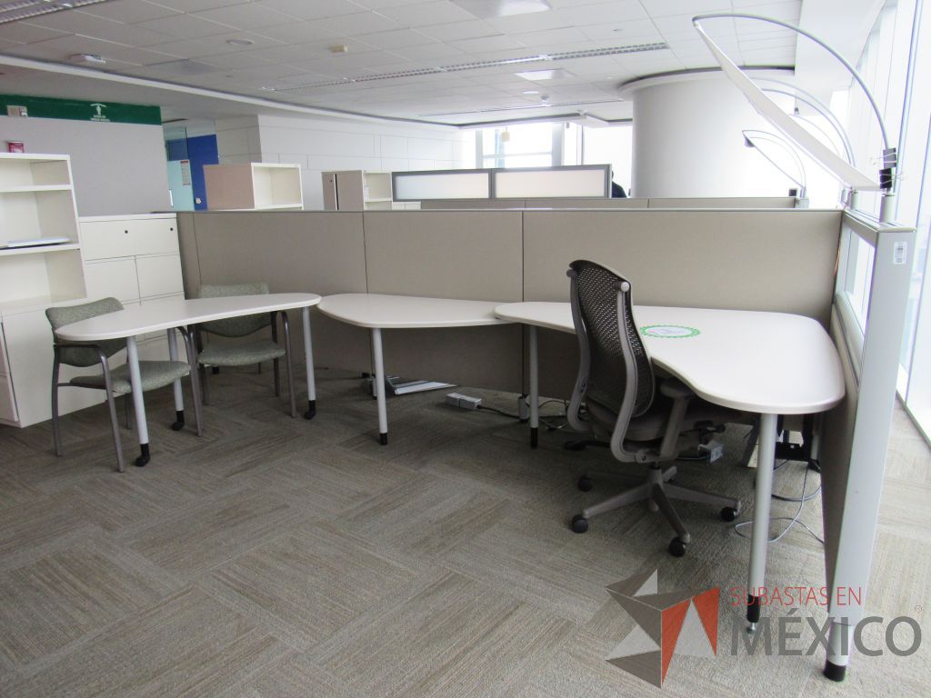 Lote 0455 - Estación de trabajo para 2 personas con cubiertas mampara metálica color beige y 2 archiveros móviles de 2 cajones - Imagen 4