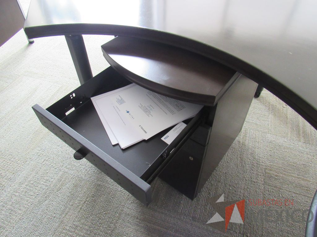 Lote 0462 - Escritorio en herradura recargado sobre mampara con archivero de pedestal de 2 cajones color café - Imagen 6