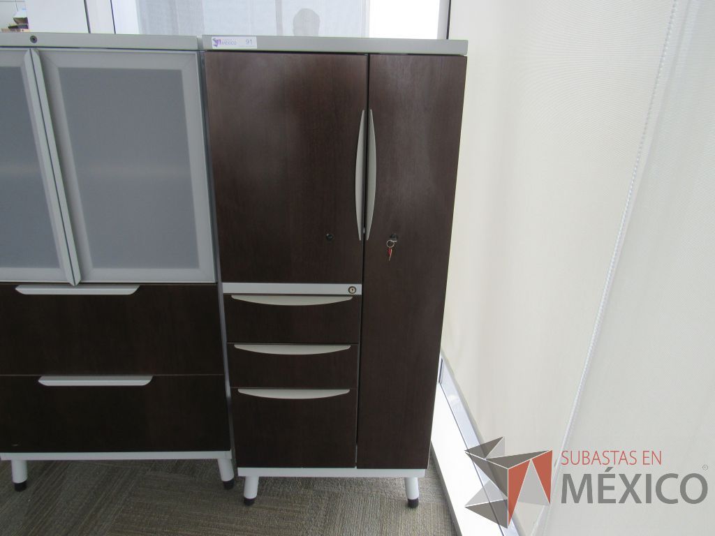 Lote 0466 - Gabinete alto con 4 patas metálicas, 2 cajones, 2 puertas y 1 entrepaño - Imagen 5