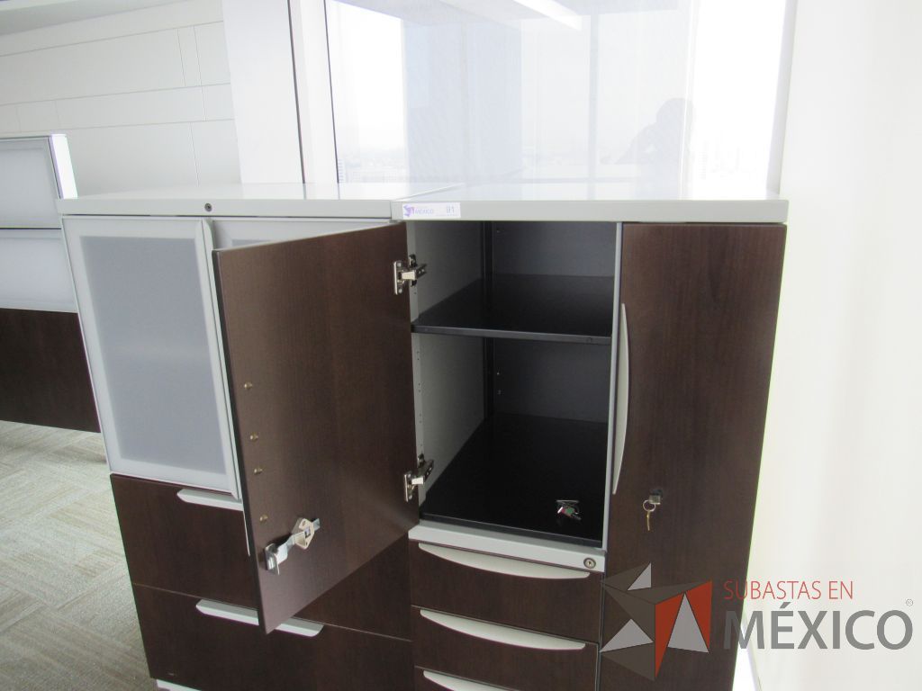 Lote 0466 - Gabinete alto con 4 patas metálicas, 2 cajones, 2 puertas y 1 entrepaño - Imagen 6