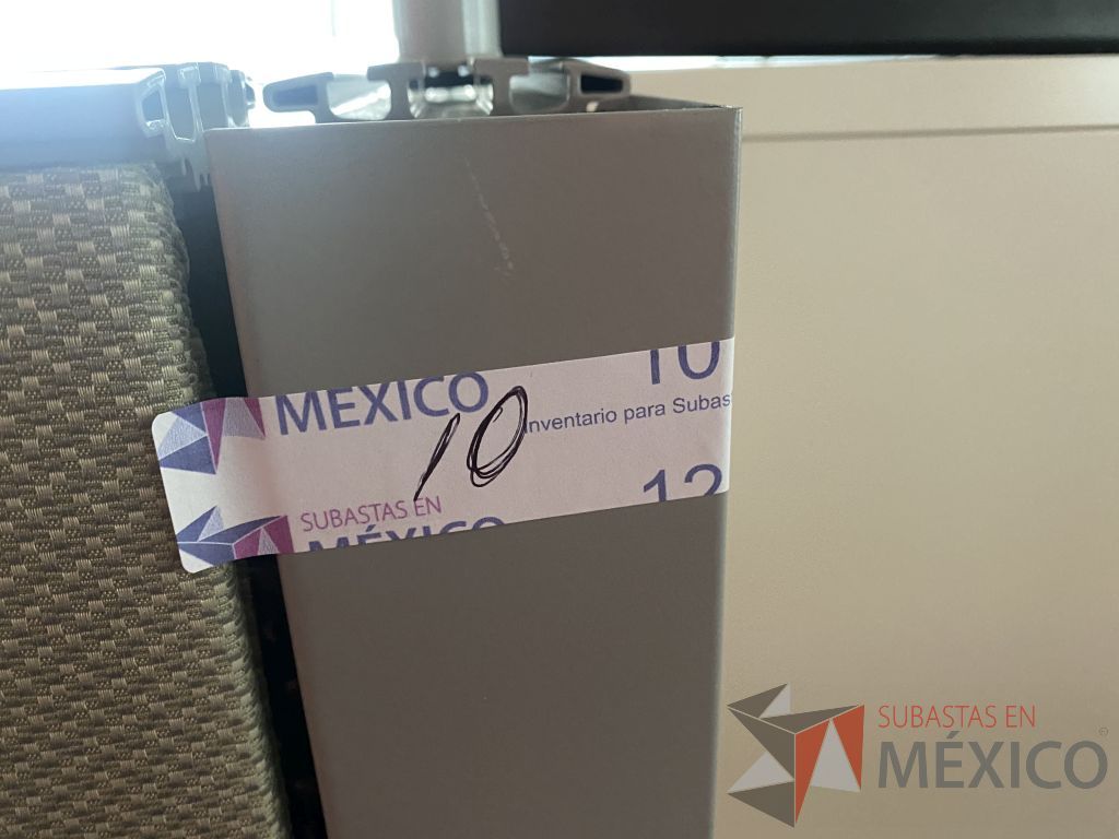 Lote 0009 - Estación de trabajo para 4 personas con cubiertas mampara metálica color beige y 4 archiveros móviles de 2 cajones - Imagen 2