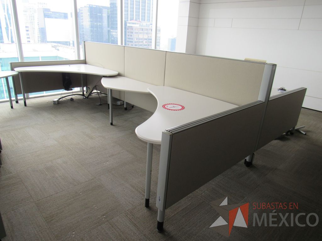 Lote 0490 - Estación de trabajo para 4 personas con cubiertas mampara metálica color beige y 4 archiveros móviles de 2 cajones - Imagen 3