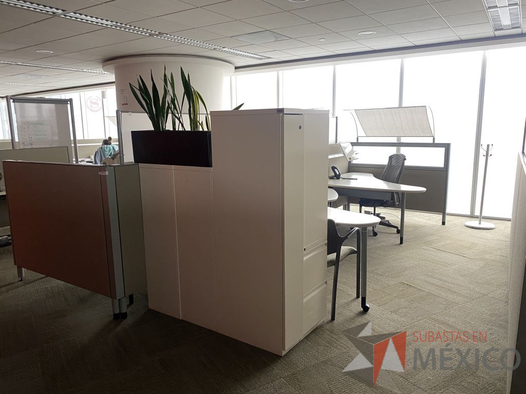 Lote 0009 - Estación de trabajo para 4 personas con cubiertas mampara metálica color beige y 4 archiveros móviles de 2 cajones