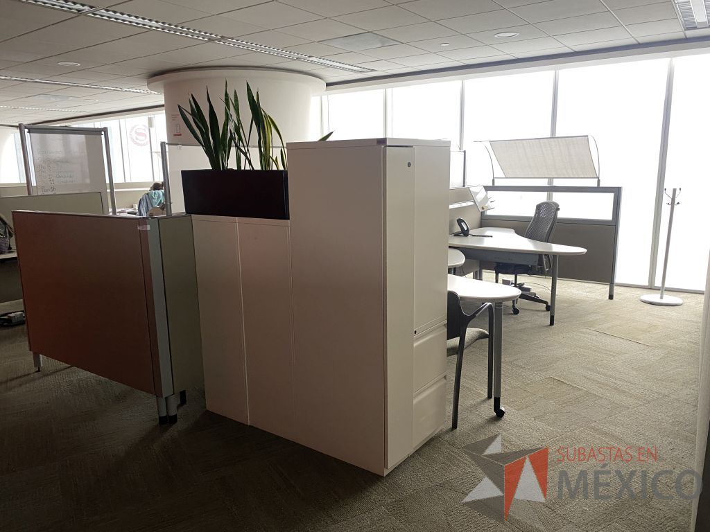 Lote 0009 - Estación de trabajo para 4 personas con cubiertas mampara metálica color beige y 4 archiveros móviles de 2 cajones - Imagen 3