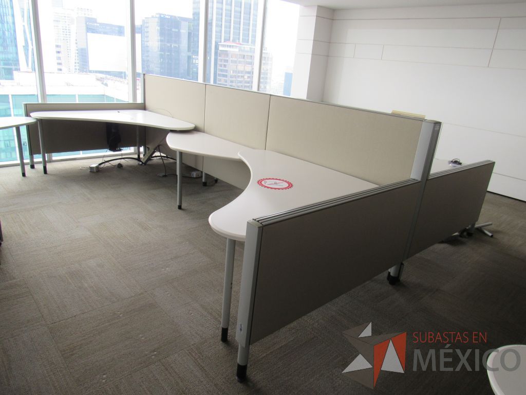 Lote 0490 - Estación de trabajo para 4 personas con cubiertas mampara metálica color beige y 4 archiveros móviles de 2 cajones - Imagen 5