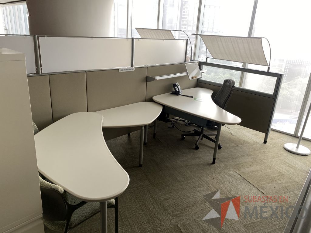 Lote 0009 - Estación de trabajo para 4 personas con cubiertas mampara metálica color beige y 4 archiveros móviles de 2 cajones - Imagen 5