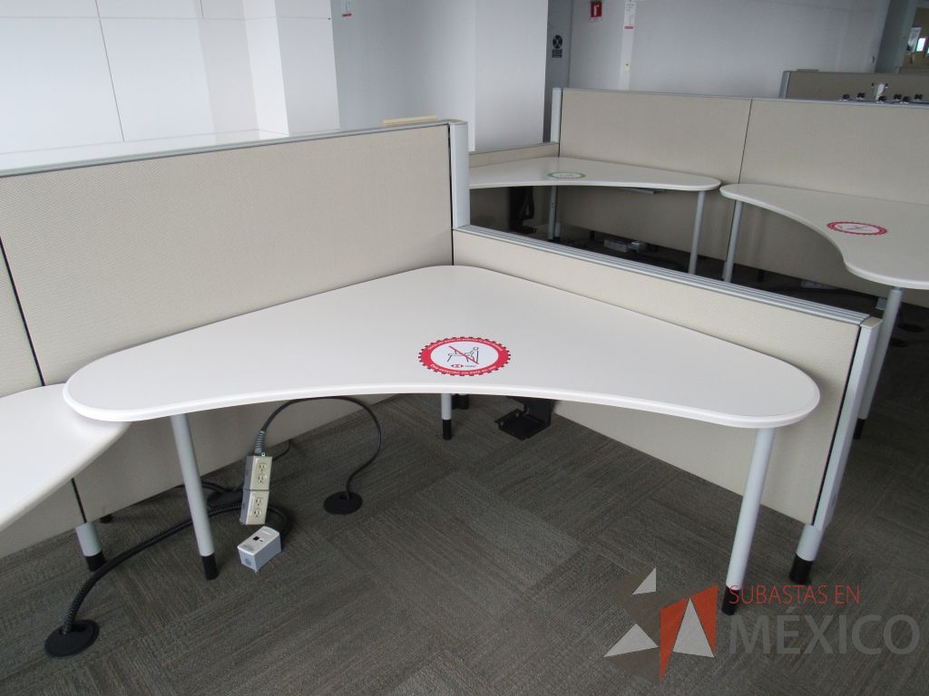 Lote 0490 - Estación de trabajo para 4 personas con cubiertas mampara metálica color beige y 4 archiveros móviles de 2 cajones - Imagen 8