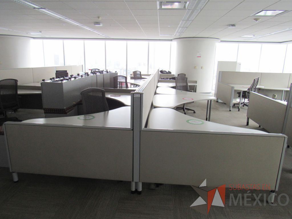 Lote 0308 - Estación de trabajo para 10 personas con cubiertas mampara metálica color beige y 10 archiveros móviles de 2 cajones - Imagen 3