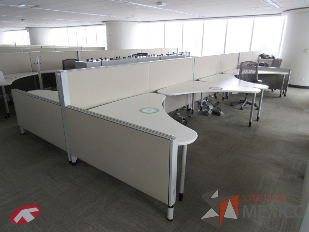 Lote 0308 - Estación de trabajo para 10 personas con cubiertas mampara metálica color beige y 10 archiveros móviles de 2 cajones - Imagen 4