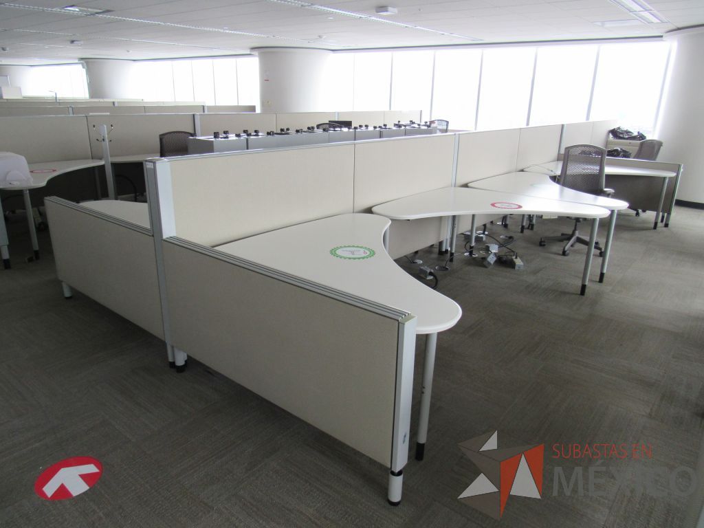 Lote 0308 - Estación de trabajo para 10 personas con cubiertas mampara metálica color beige y 10 archiveros móviles de 2 cajones - Imagen 5