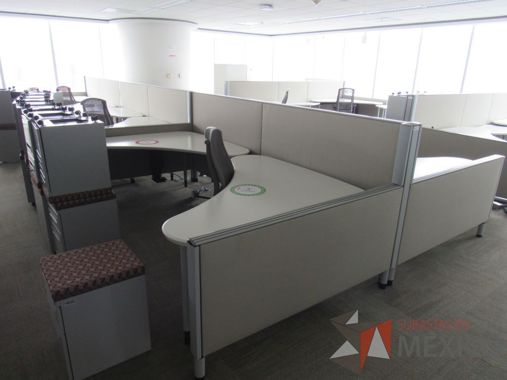Lote 0308 - Estación de trabajo para 10 personas con cubiertas mampara metálica color beige y 10 archiveros móviles de 2 cajones - Imagen 6