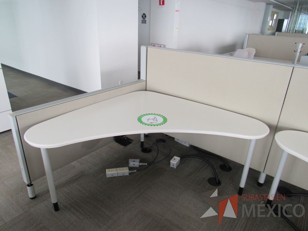 Lote 0308 - Estación de trabajo para 10 personas con cubiertas mampara metálica color beige y 10 archiveros móviles de 2 cajones - Imagen 7