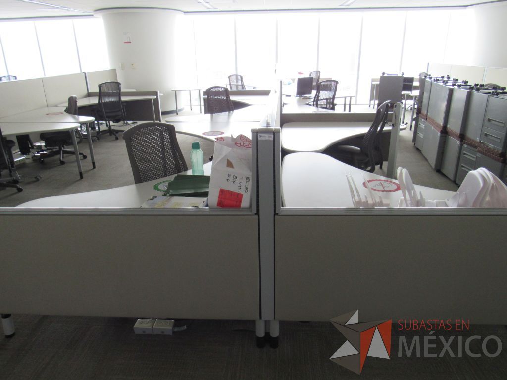 Lote 0309 - Estación de trabajo para 12 personas con cubiertas mampara metálica color beige y 12 archiveros móviles de 2 cajones - Imagen 2