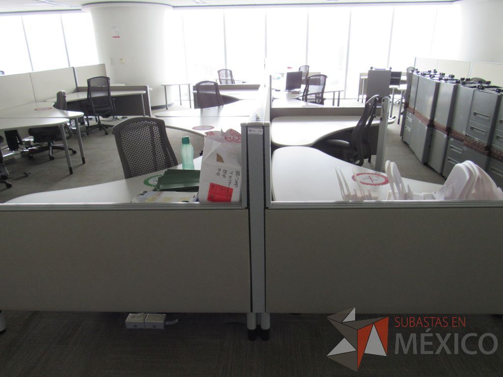 Lote 0309 - Estación de trabajo para 12 personas con cubiertas mampara metálica color beige y 12 archiveros móviles de 2 cajones - Imagen 3
