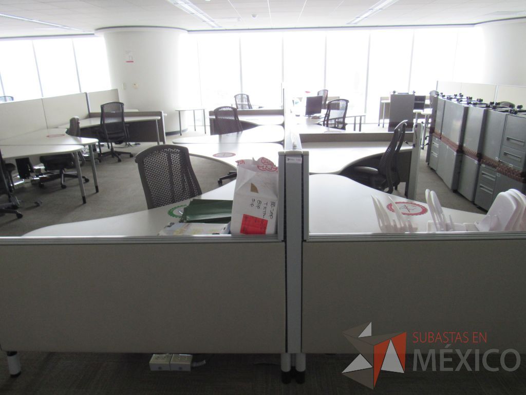 Lote 0309 - Estación de trabajo para 12 personas con cubiertas mampara metálica color beige y 12 archiveros móviles de 2 cajones - Imagen 4