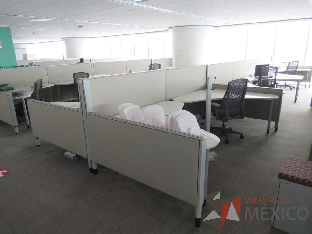 Lote 0309 - Estación de trabajo para 12 personas con cubiertas mampara metálica color beige y 12 archiveros móviles de 2 cajones - Imagen 5