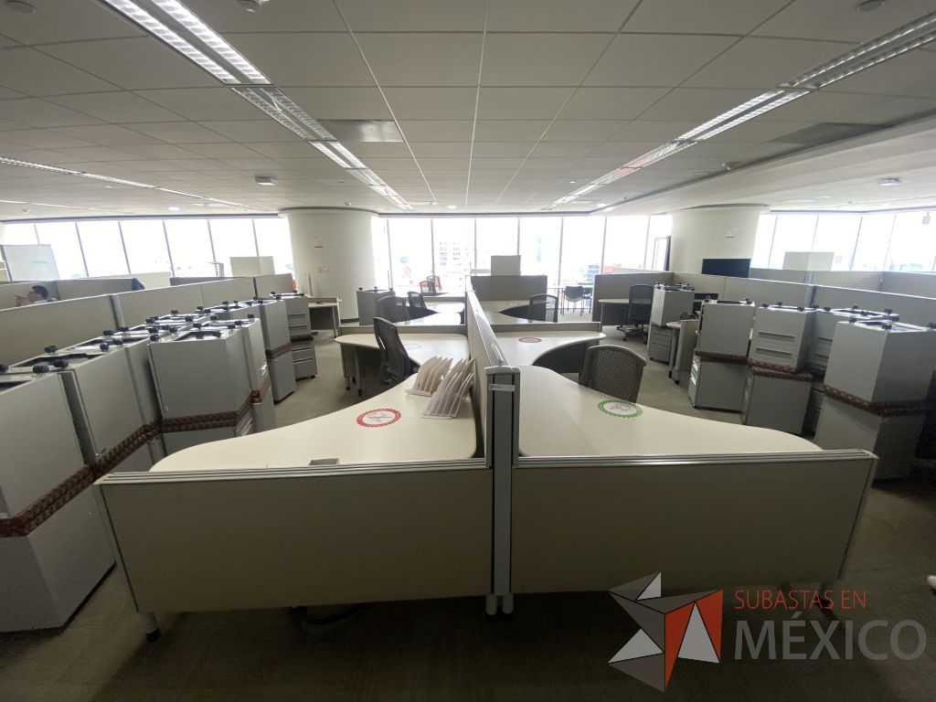 Lote 0025 - Estación de trabajo para 10 personas con cubiertas mampara metálica color beige y 10 archiveros móviles de 2 cajones - Imagen 4