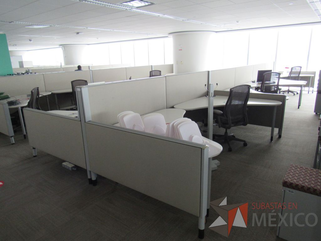 Lote 0309 - Estación de trabajo para 12 personas con cubiertas mampara metálica color beige y 12 archiveros móviles de 2 cajones - Imagen 6
