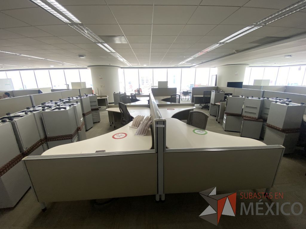 Lote 0025 - Estación de trabajo para 10 personas con cubiertas mampara metálica color beige y 10 archiveros móviles de 2 cajones - Imagen 5