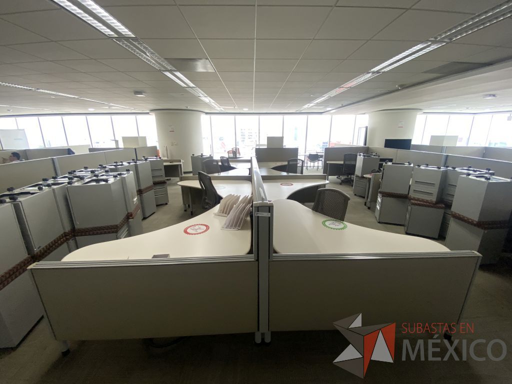 Lote 0025 - Estación de trabajo para 10 personas con cubiertas mampara metálica color beige y 10 archiveros móviles de 2 cajones - Imagen 6