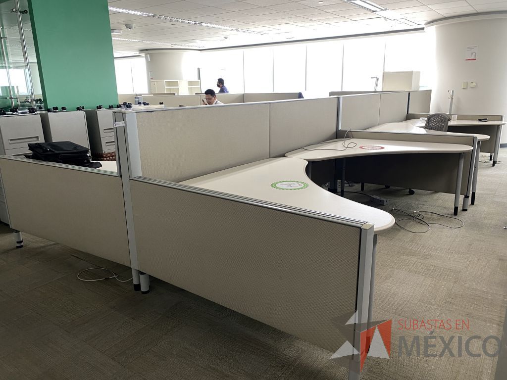 Lote 0026 - Estación de trabajo para 10 personas con cubiertas mampara metálica color beige y 10 archiveros móviles de 2 cajones