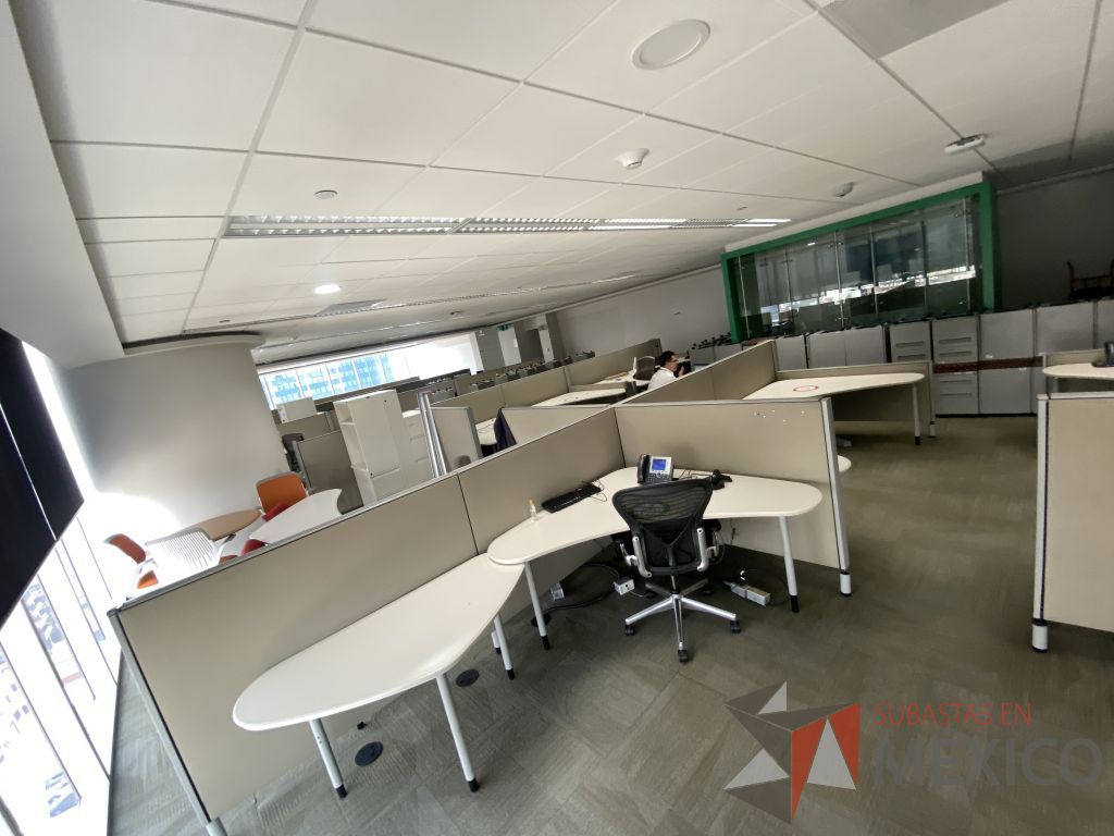 Lote 0026 - Estación de trabajo para 10 personas con cubiertas mampara metálica color beige y 10 archiveros móviles de 2 cajones - Imagen 6
