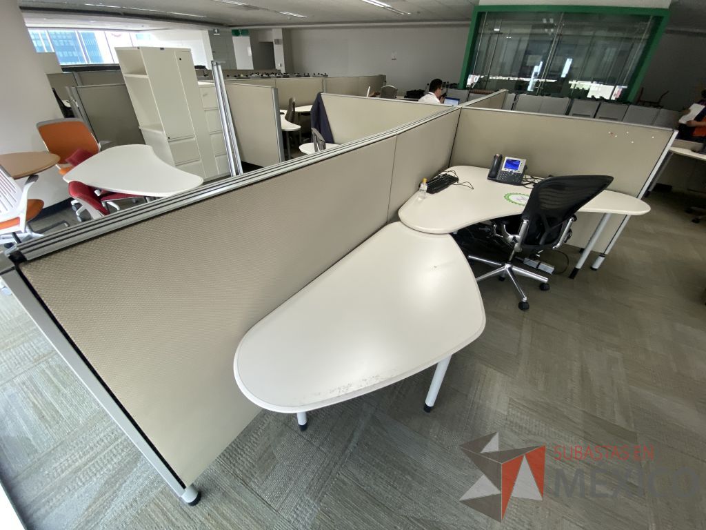 Lote 0026 - Estación de trabajo para 10 personas con cubiertas mampara metálica color beige y 10 archiveros móviles de 2 cajones - Imagen 7