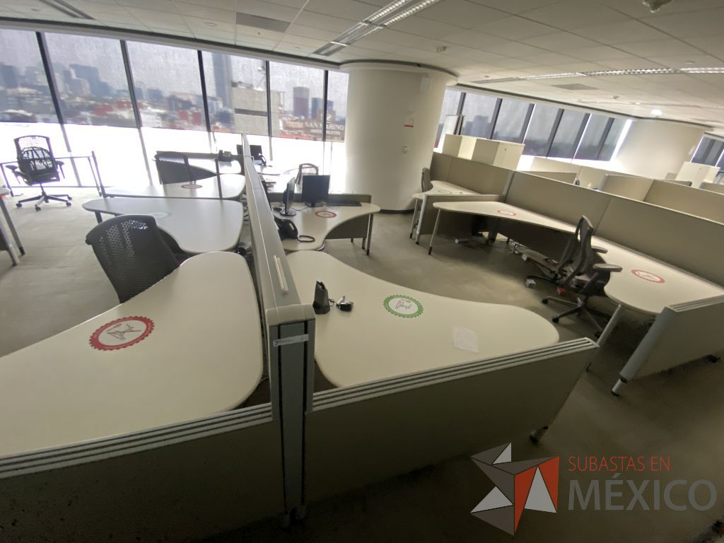 Lote 0030 - Estación de trabajo para 6 personas con cubiertas mampara metálica color beige y 6 archiveros móviles de 2 cajones - Imagen 4