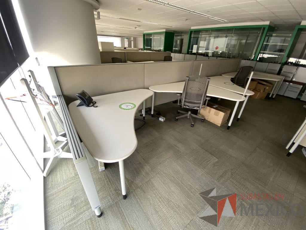 Lote 0030 - Estación de trabajo para 6 personas con cubiertas mampara metálica color beige y 6 archiveros móviles de 2 cajones - Imagen 3