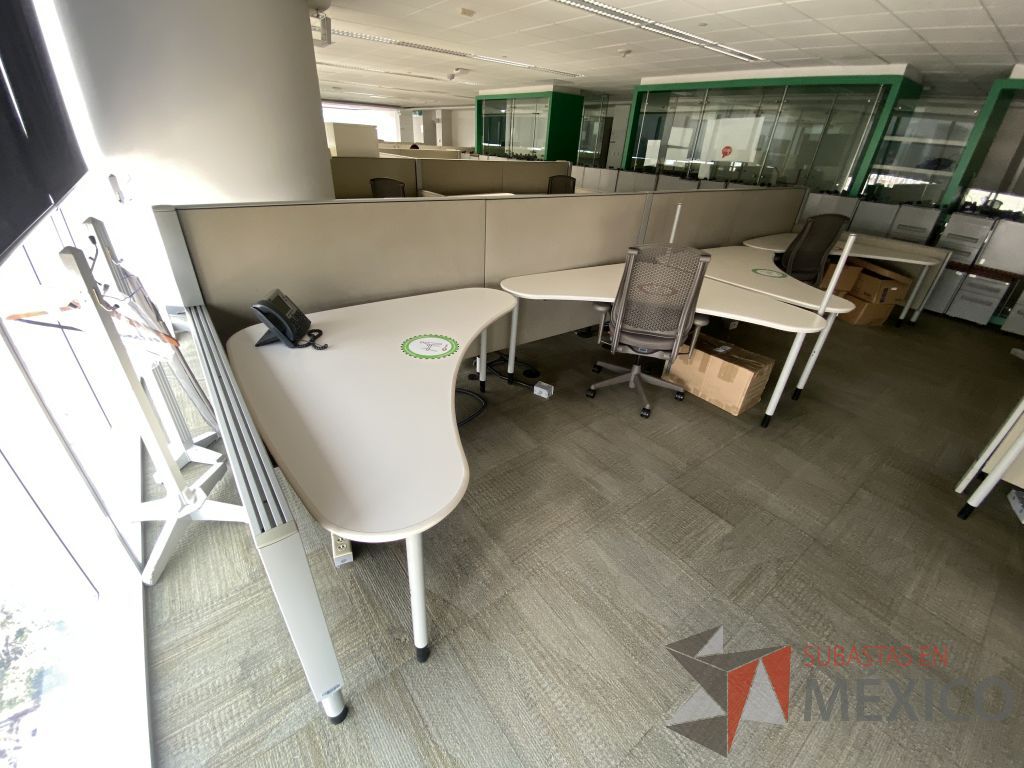 Lote 0030 - Estación de trabajo para 6 personas con cubiertas mampara metálica color beige y 6 archiveros móviles de 2 cajones - Imagen 2
