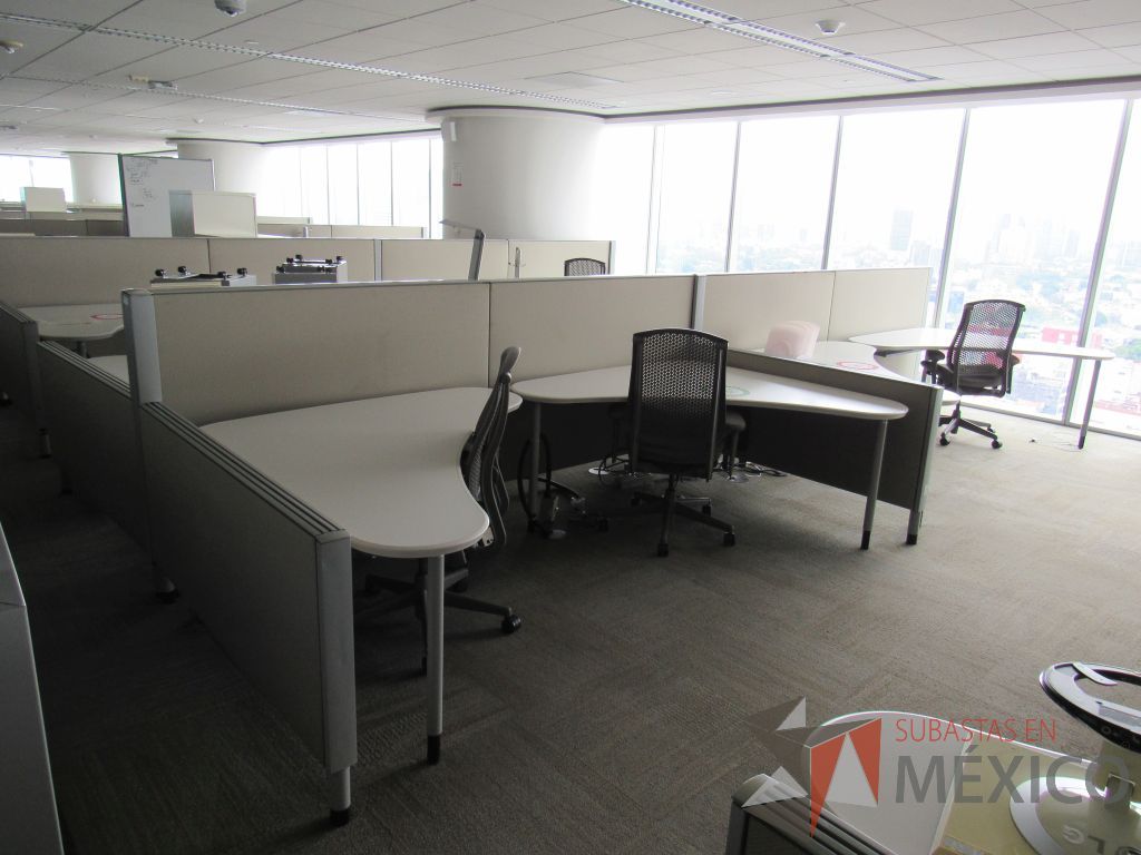 Lote 0323 - Estación de trabajo para 8 personas con cubiertas mampara metálica color beige y 8 archiveros móviles de 2 cajones