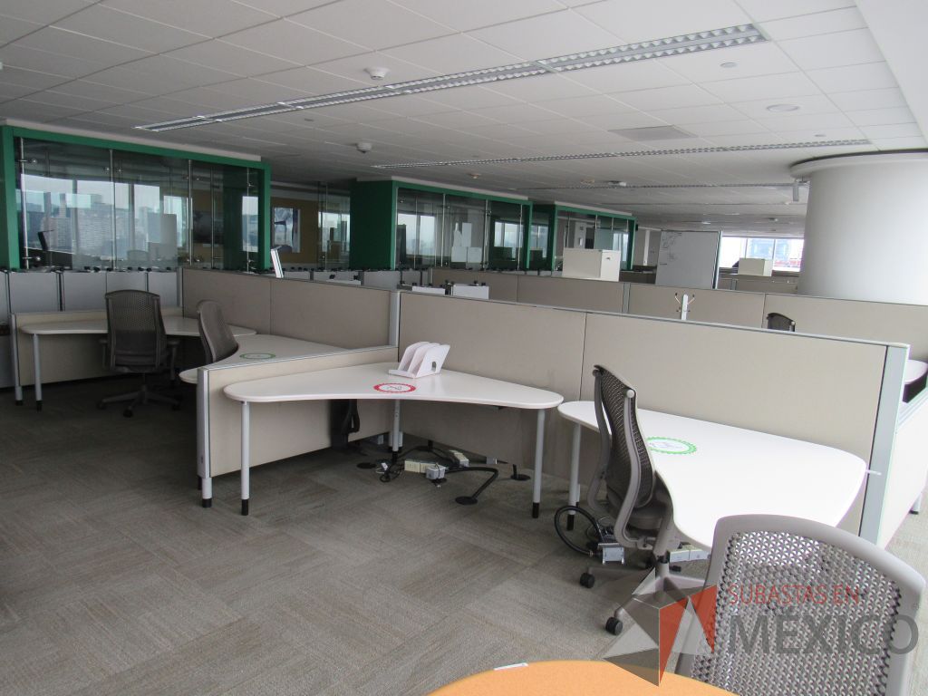 Lote 0323 - Estación de trabajo para 8 personas con cubiertas mampara metálica color beige y 8 archiveros móviles de 2 cajones - Imagen 5
