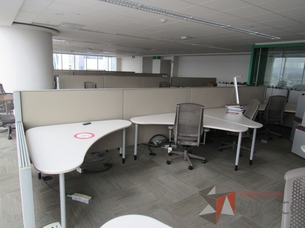 Lote 0323 - Estación de trabajo para 8 personas con cubiertas mampara metálica color beige y 8 archiveros móviles de 2 cajones - Imagen 7