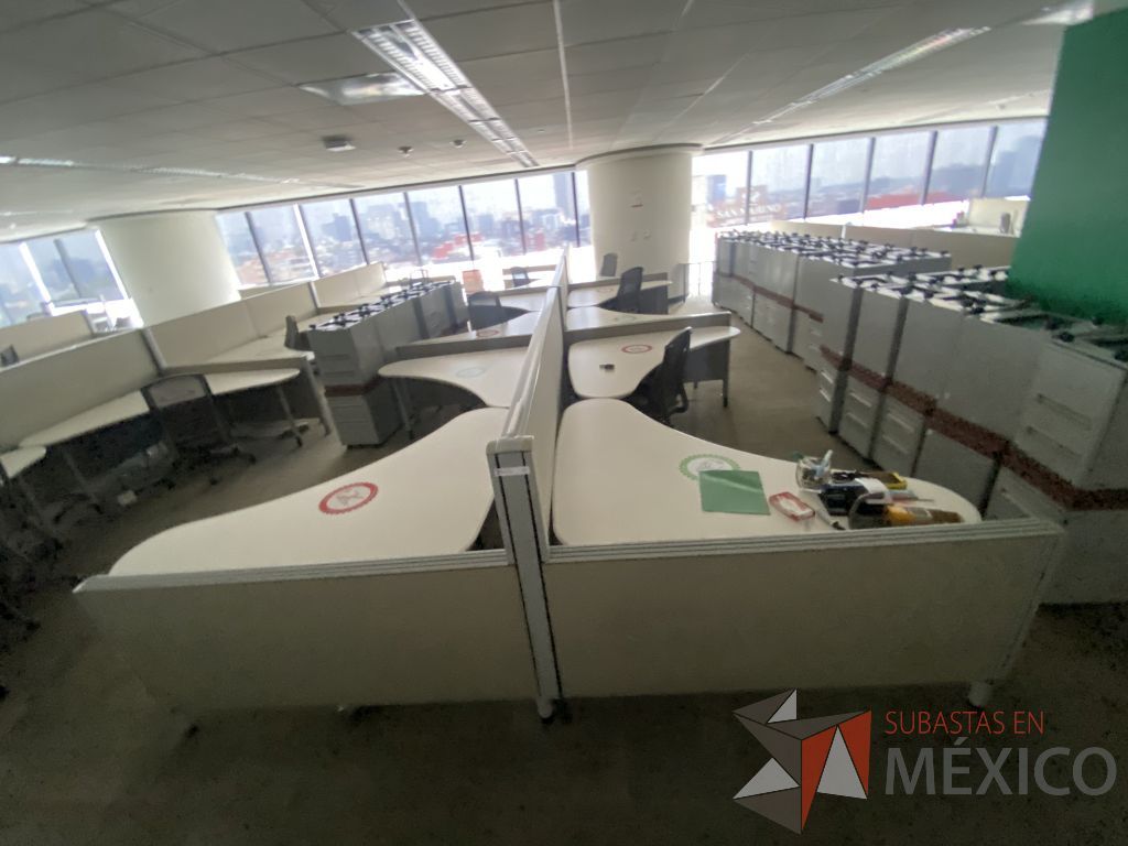 Lote 0063 - Estación de trabajo para 10 personas con cubiertas mampara metálica color beige y 10 archiveros móviles de 2 cajones - Imagen 4