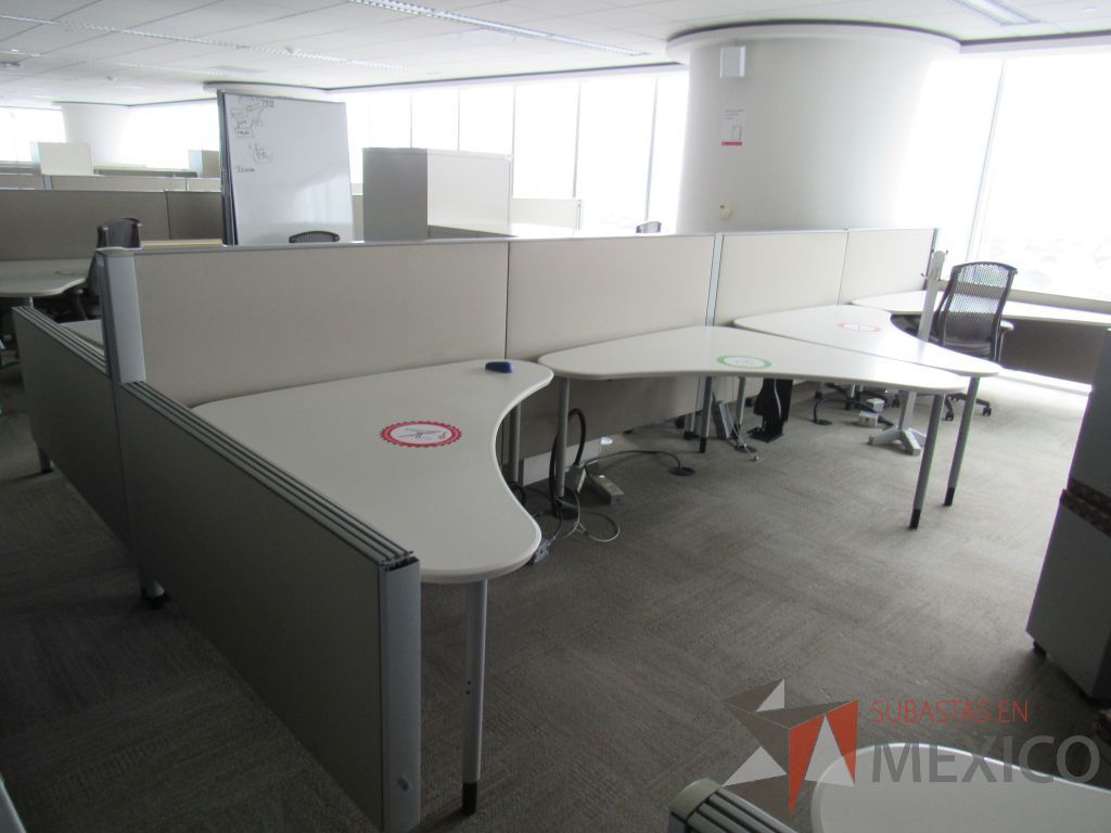 Lote 0324 - Estación de trabajo para 5 personas con cubiertas mampara metálica color beige y 5 archiveros móviles de 2 cajones - Imagen 2