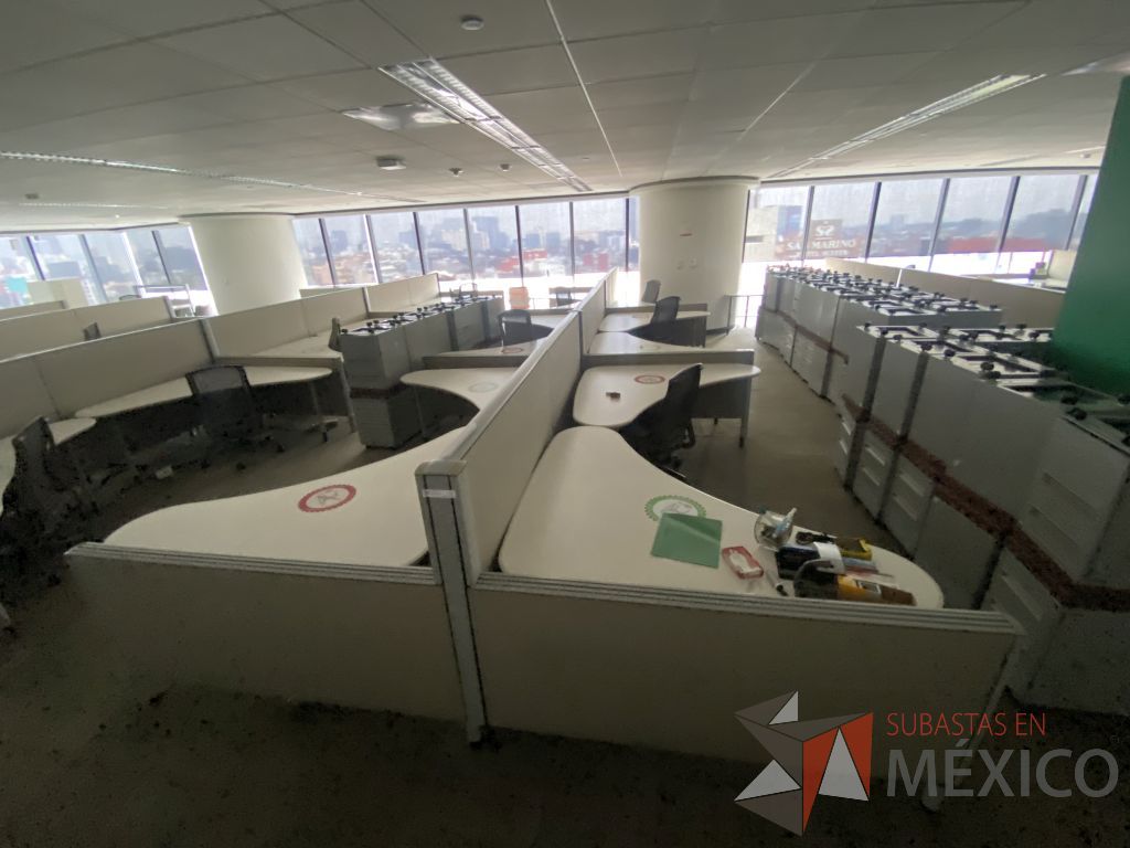 Lote 0063 - Estación de trabajo para 10 personas con cubiertas mampara metálica color beige y 10 archiveros móviles de 2 cajones - Imagen 5