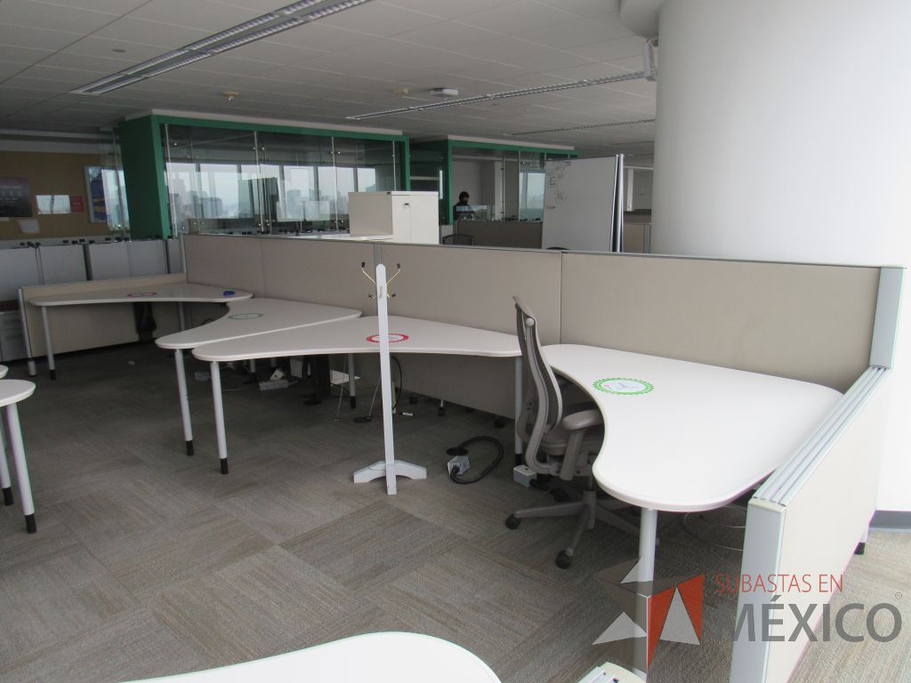 Lote 0324 - Estación de trabajo para 5 personas con cubiertas mampara metálica color beige y 5 archiveros móviles de 2 cajones - Imagen 5