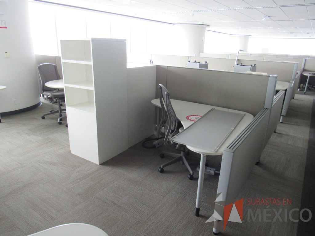 Lote 0324 - Estación de trabajo para 5 personas con cubiertas mampara metálica color beige y 5 archiveros móviles de 2 cajones - Imagen 7